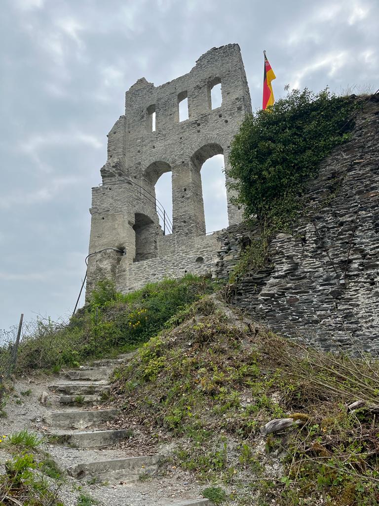 Erbaut um 1350 von Graf Johann III., einem Sohn der legendären Gräfin Loretta, war bis 1437 Stammsitz der Grafen von Sponheim. In den Kriegswirren des 17. und 18. Jahrhunderts wechselte die Burg dreizehnmal den Besitzer. 1734 wurde sie von den Franzosen erobert und zerstört. Die Burgruine bietet einen herrlichen Blick auf die Mosel.